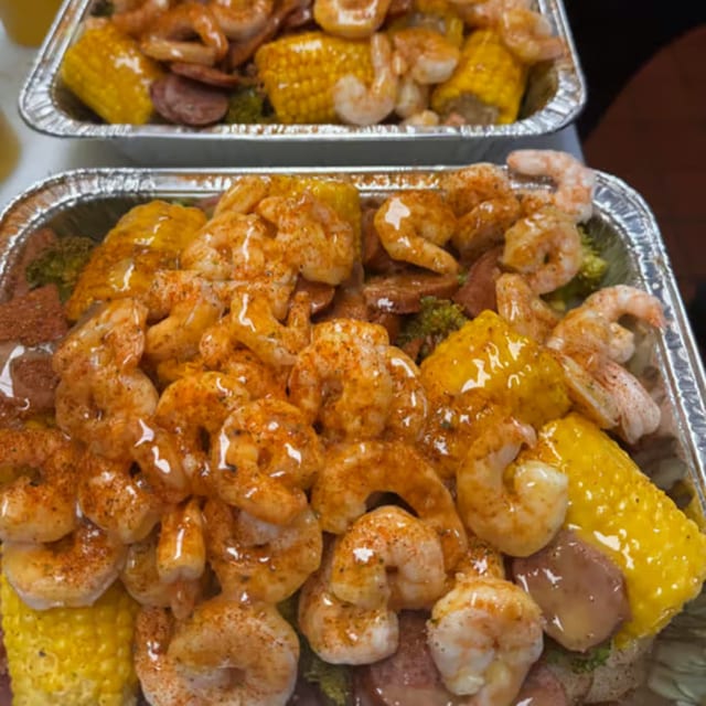 Family Style Low Country Boil (Feeds 4).